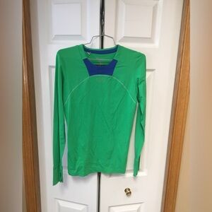 Lady’s long sleeve running top.